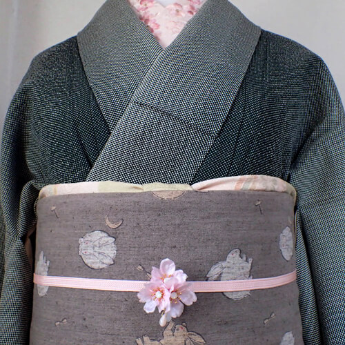桜コサージュの帯留　着画