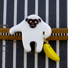 手長猿の帯留め　バナナ　サルの帯留めバナナを持っています