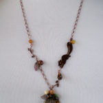 りすと烏瓜のネックレス　着画