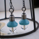 工業系ランプの様なピアス　水色