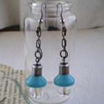 工業系ランプの様なピアス　水色