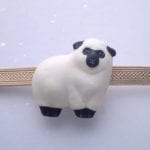 もこもこ羊の帯留め黒　旧型　正面