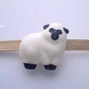 もこもこ羊の帯留め黒　旧型　正面