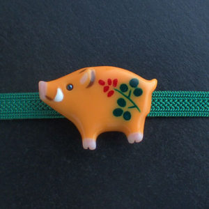 猪の帯留め萩文様ちょっと難あり　正面画