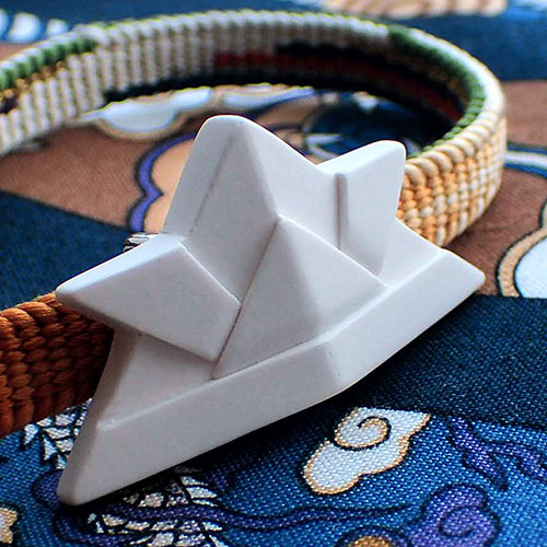折り紙の兜の帯留め　斜め向き