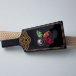 羽子板の帯留め難　白背景