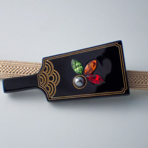 羽子板の帯留め難　白背景