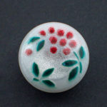 雪持ち南天の帯留め 難 黒背景