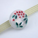 雪持ち南天の帯留め難 斜め