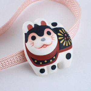 立体犬張子の帯留め旧　アップ