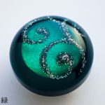 光を反射するオーナメントの帯留めスワール少々難　緑アップ