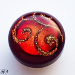 光を反射するオーナメントの帯留めスワール少々難　赤Bアップ