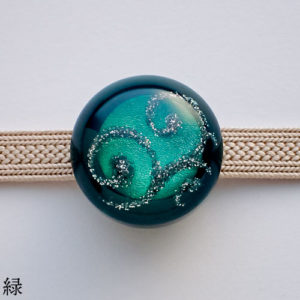 光を反射するオーナメントの帯留めスワール少々難　緑正面図