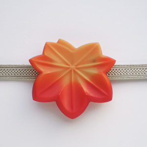 楓の帯留め大きいの少々難